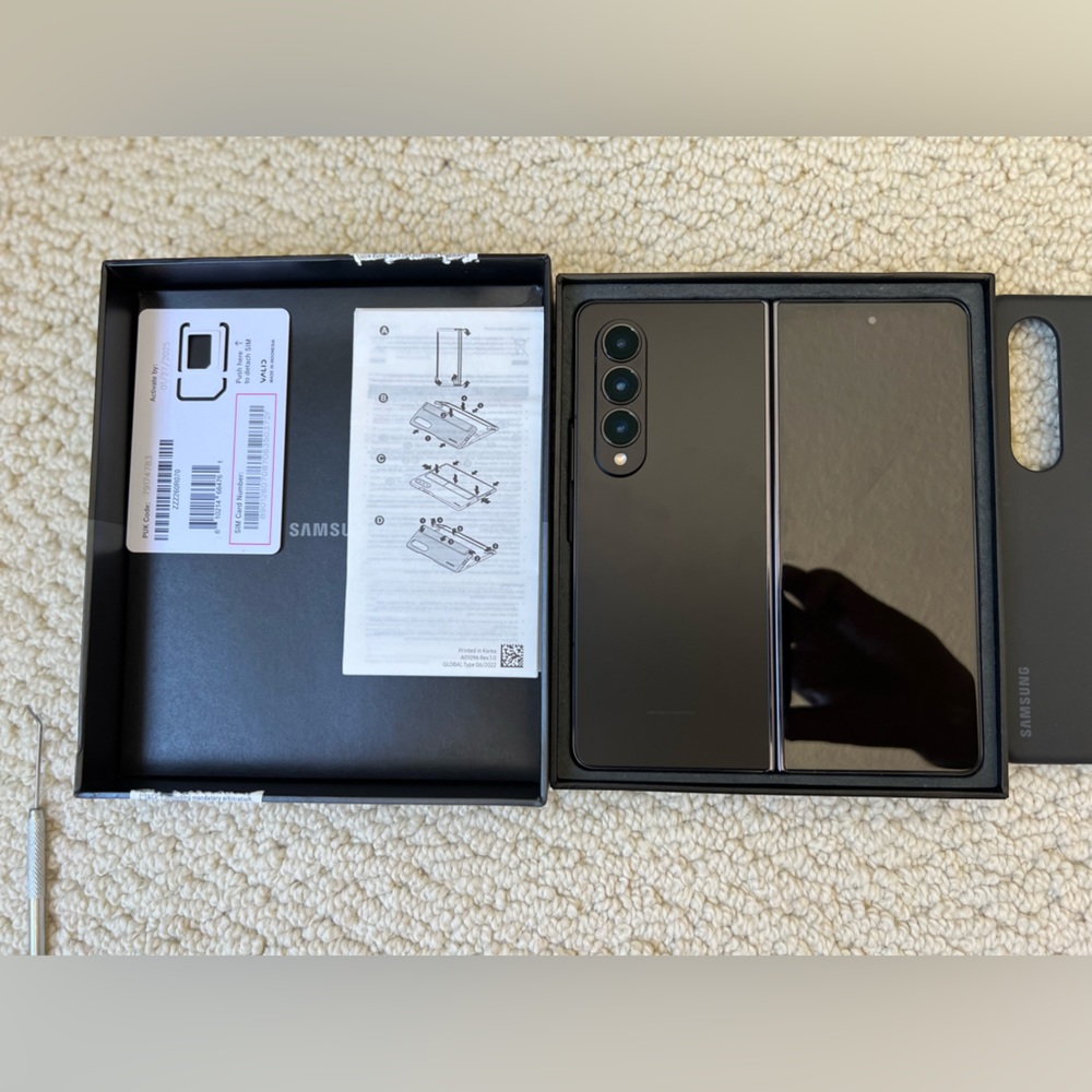 Samsung Galaxy Z Fold 4 (NEW + paid off)